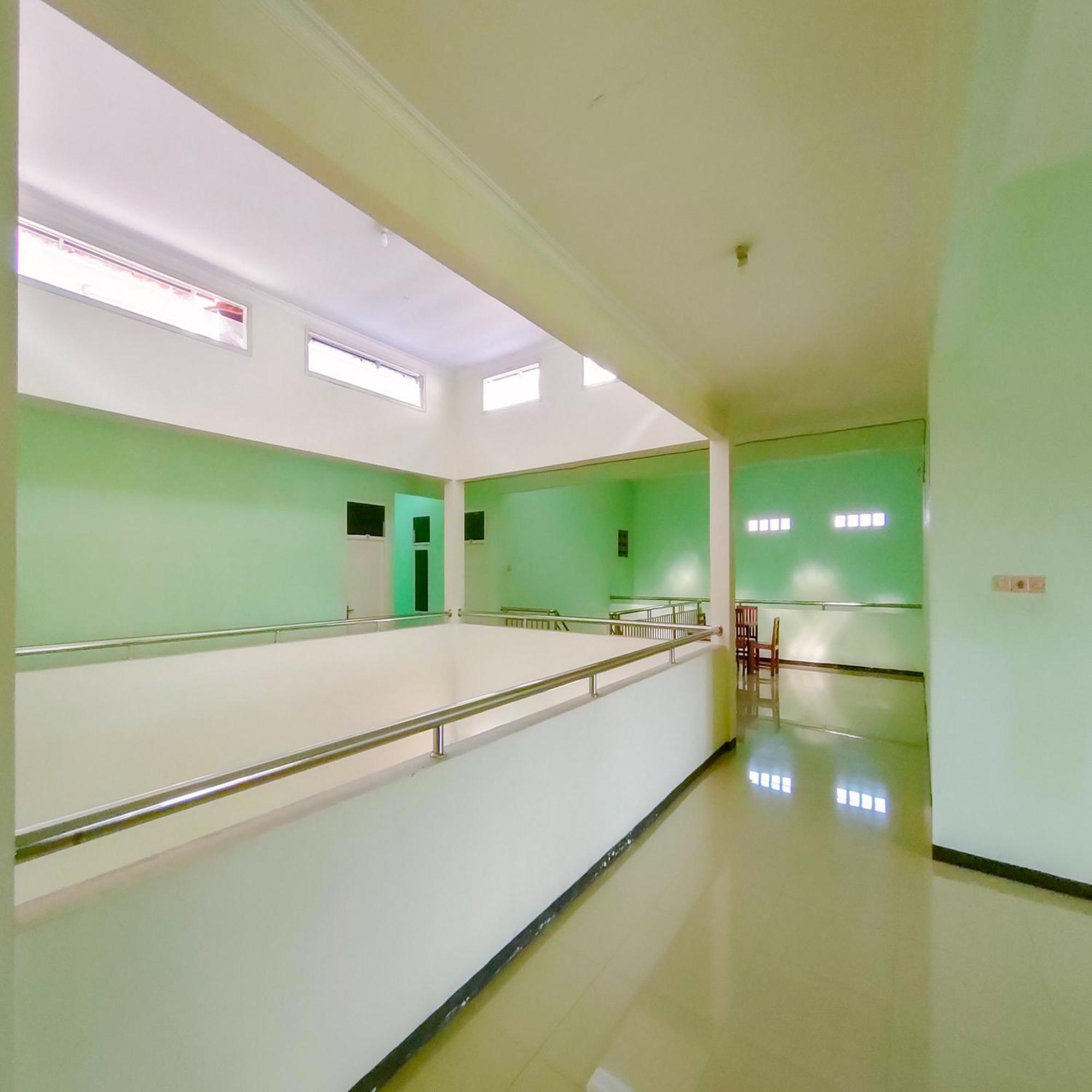 Hotel Djati Redpartner Near Gor Djarum